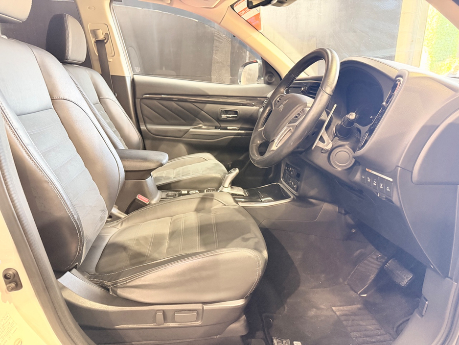 2017 Mitsubishi Outlander - image 14