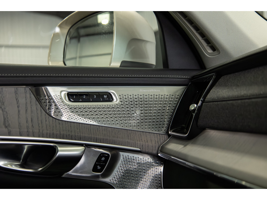 2025 Volvo XC90 - image 17