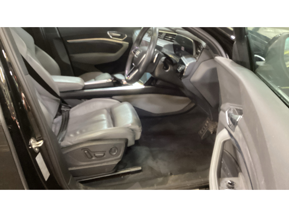 2022 Audi e-tron - image 2