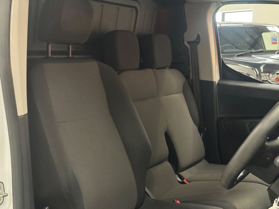 2020 Peugeot Partner - image 12