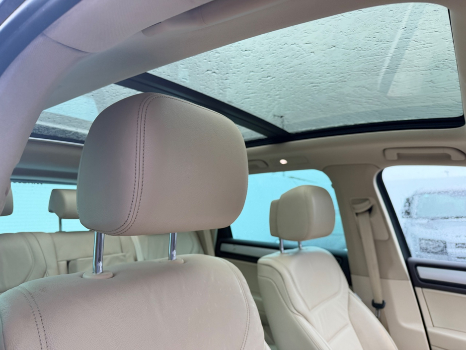 2016 Volkswagen Touareg - image 10