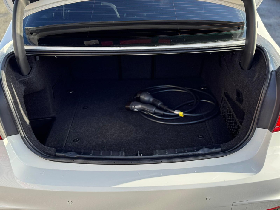 2016 BMW 3 Series - image 15