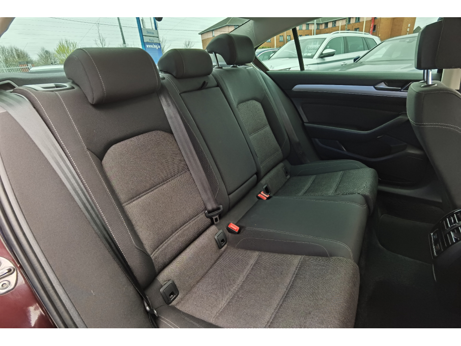 2018 Volkswagen Passat - image 10