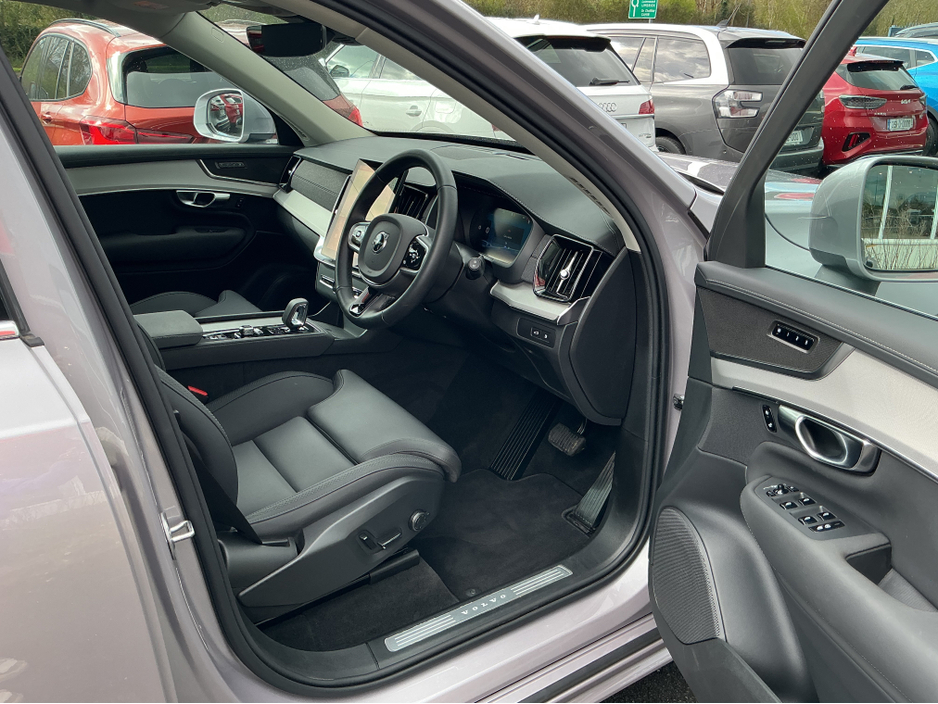 2025 Volvo XC90 - image 12