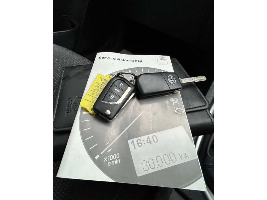 2014 Toyota Auris - image 13