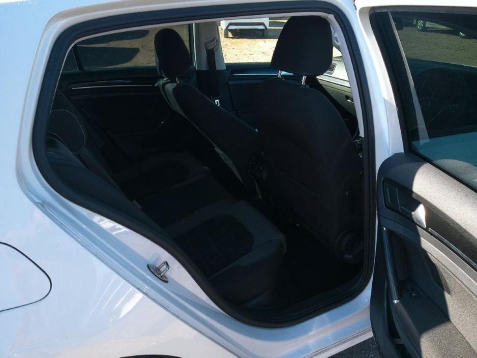 2016 Volkswagen Golf - image 9