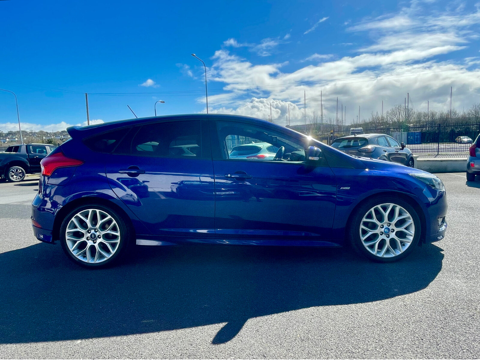 2017 Ford Focus - image 2