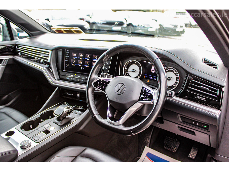 2021 Volkswagen Touareg - image 13