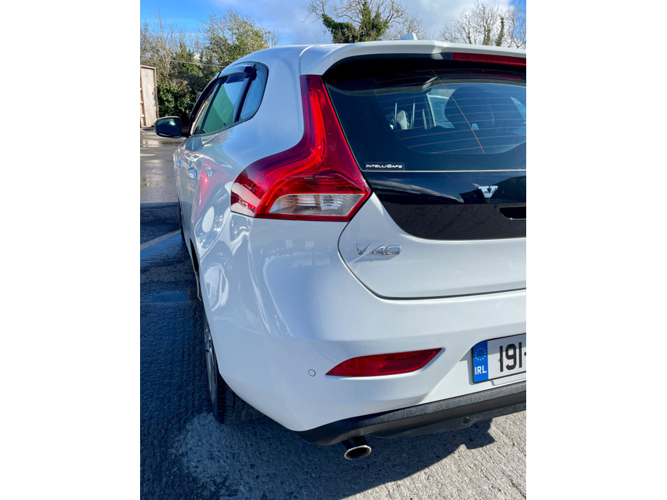 2019 Volvo V40 - image 12