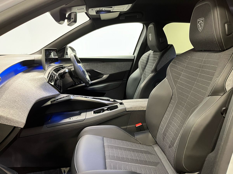 2025 Peugeot 3008 GT EV 73kWh 210BHP - Reversing Camera - Ambient Lighting - Sat Nav - Climate Control - Heated Seats/Steering Wheel - Keyless Start - Apple CarPlay/Android Auto €35,450