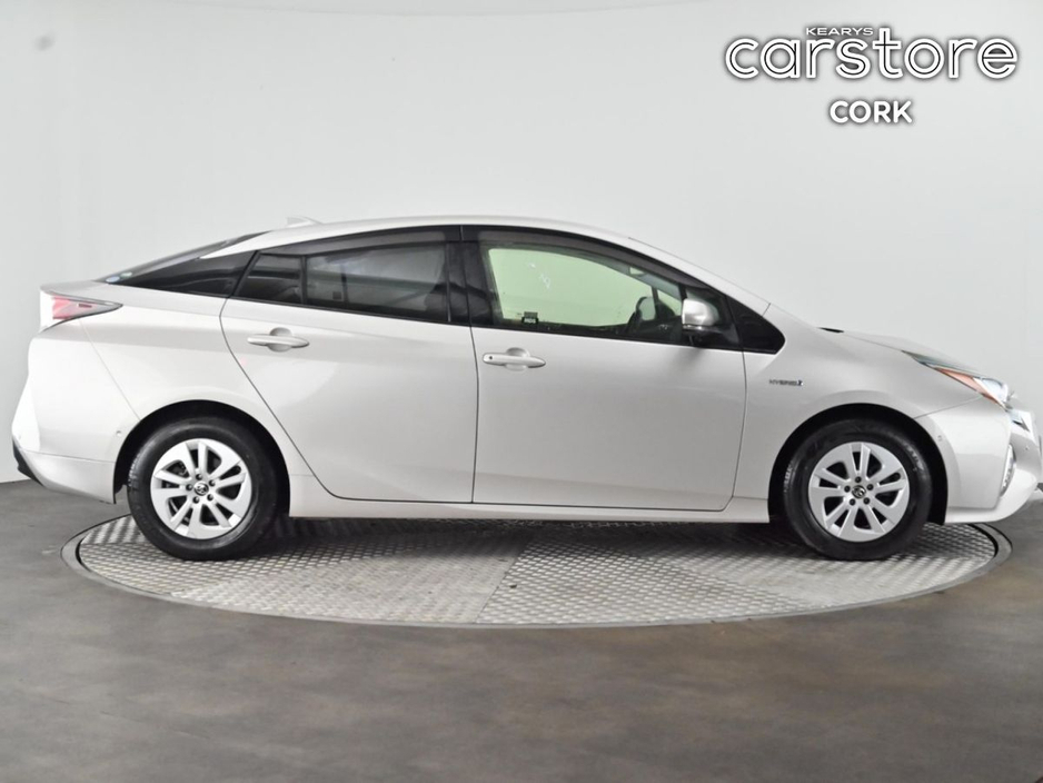2017 Toyota Prius - image 2