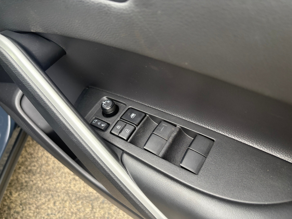 2023 Toyota Corolla Cross - image 8