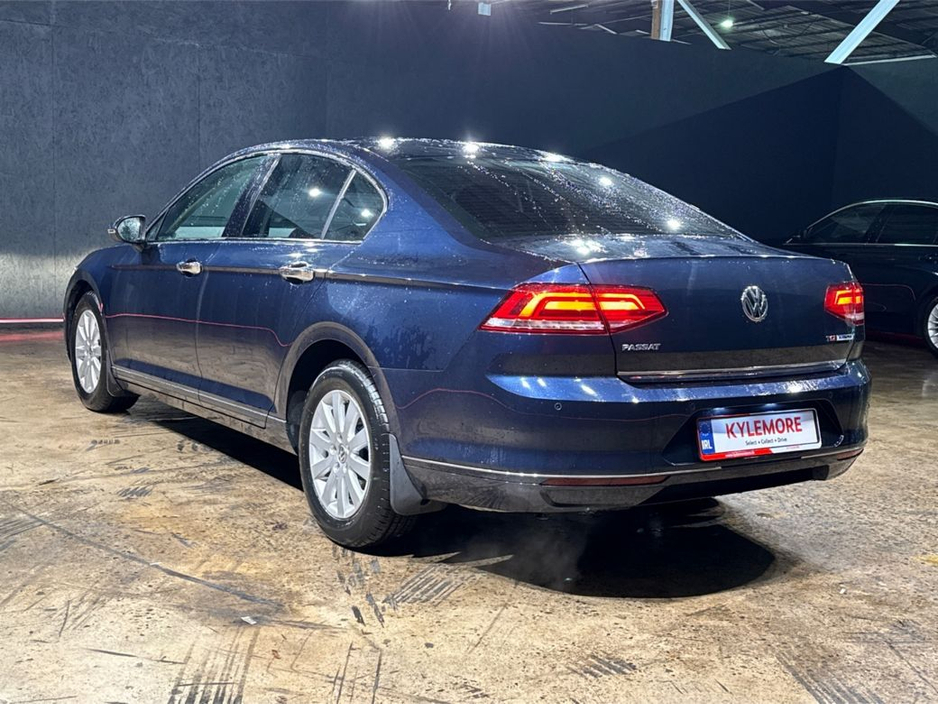 2016 Volkswagen Passat - image 5