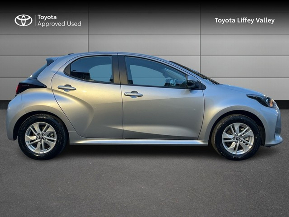 2025 Toyota Yaris - image 3