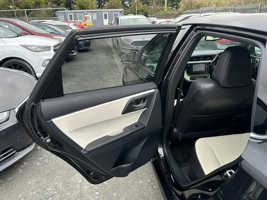 2017 Toyota Auris - image 13