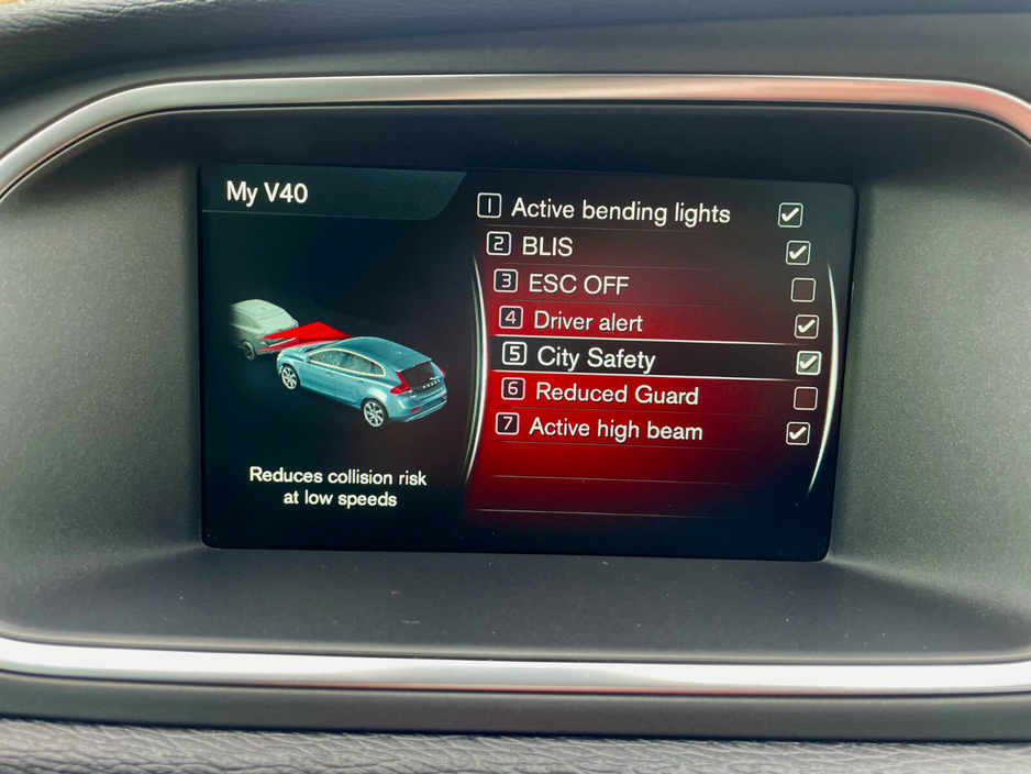 2016 Volvo V40 - image 35