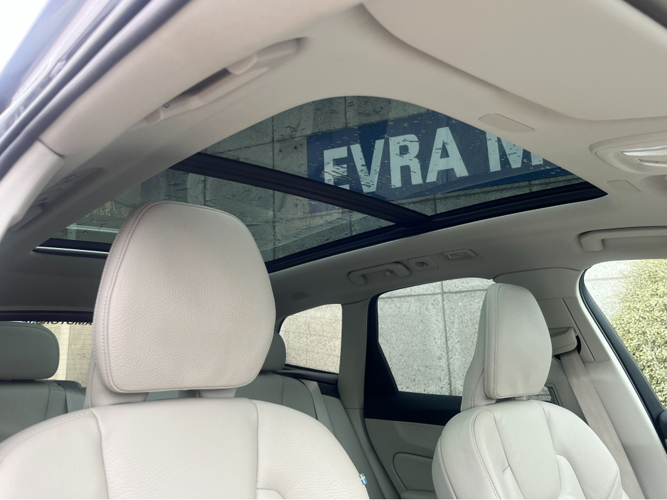 2023 Volvo XC60 T6 PHEV PLUS DARK AWD 2.0 PETROL //PANORAMIC GLASS ROOF//FULL LEATHER HEATED SEATS//ADAPTIVE CRUISE CONTROL//