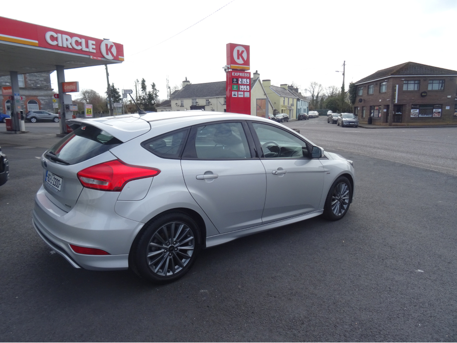 2018 Ford Focus - image 7