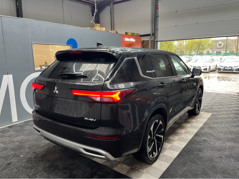 2024 Mitsubishi Outlander - image 2