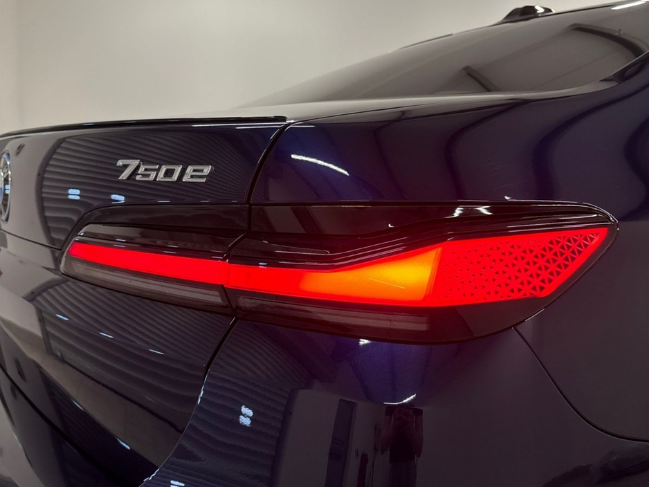2024 BMW 7 Series - image 20