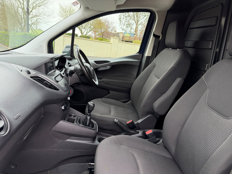 2023 Ford Transit Courier - image 15