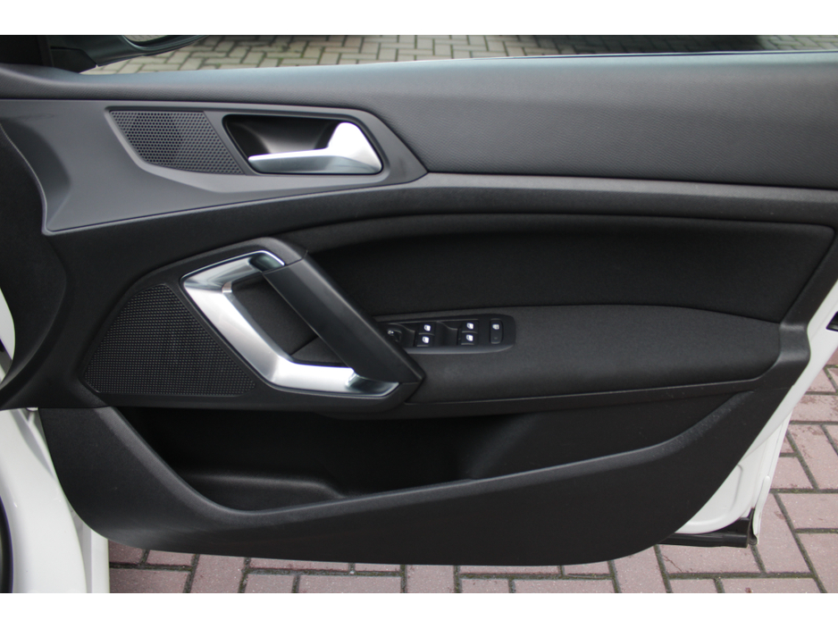 2017 Peugeot 308 - image 10