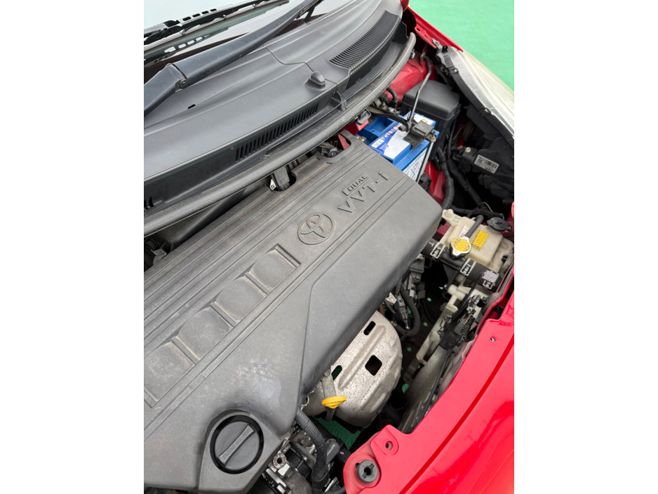 2010 Toyota Yaris - image 11