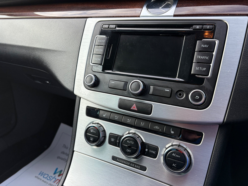 2012 Volkswagen Passat - image 8