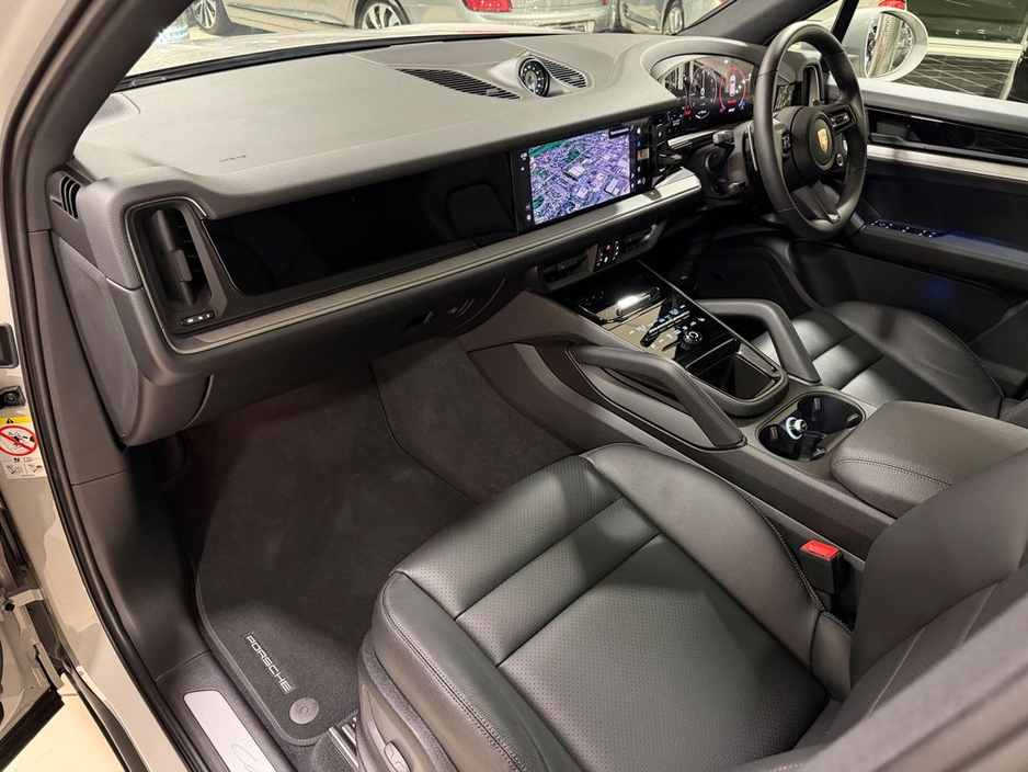 2025 Porsche Cayenne 3.0 V6 E-HYBRID=LOW MILES//HUGE SPEC//AS NEW=2 YEAR WARRANTY=TAILORED FINANCE PACKAGES AVAILABLE=TRADE IN'S WELCOME €114,995