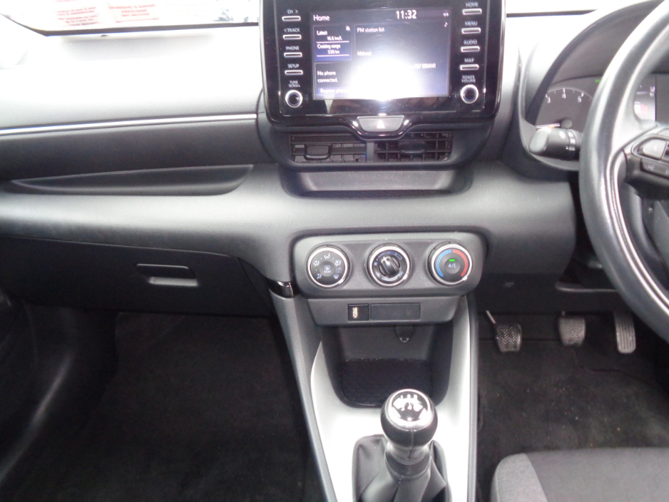 2022 Toyota Yaris - image 9