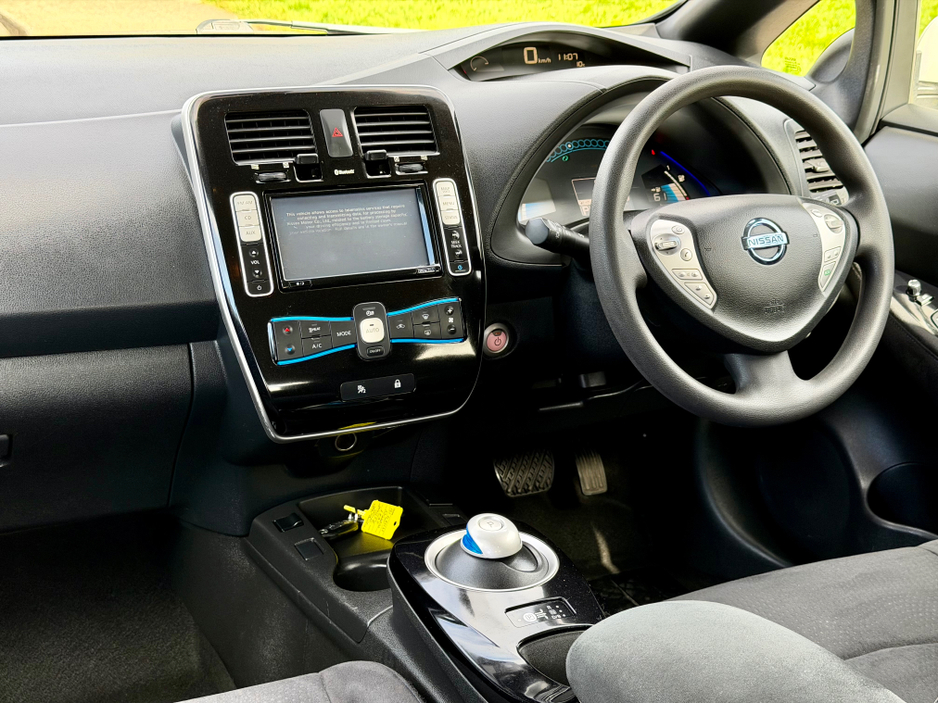 2015 Nissan Leaf - image 25