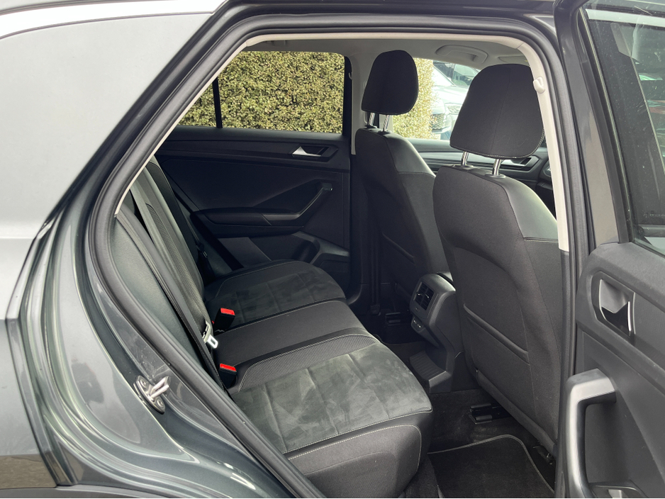 2024 Volkswagen T-Roc - image 9