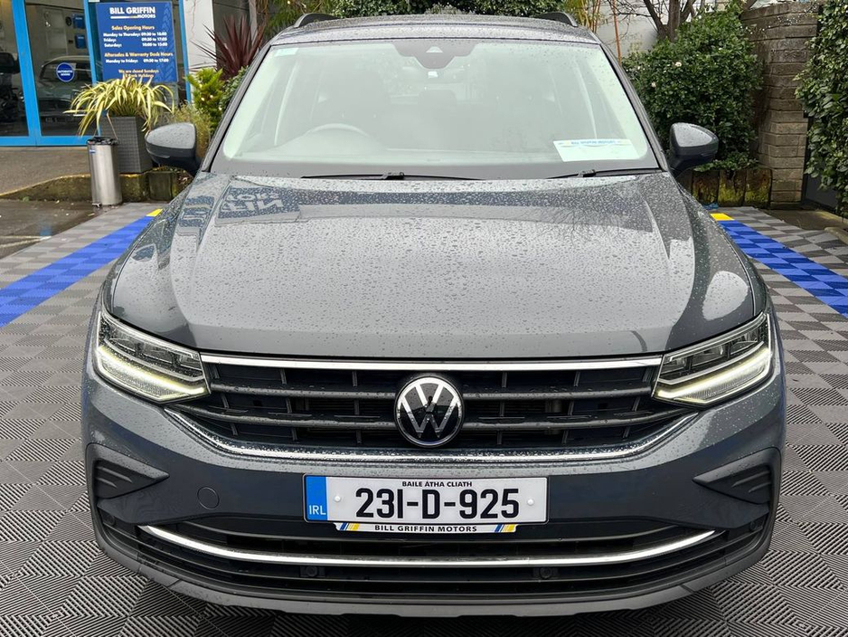 2023 Volkswagen Tiguan LIFE 1.4 HYBRID // DIGITAL CLUSTER // APPLE CARPLAY/ANDROID AUTO // DUAL ZONE CLIMATE CONTROL €31,900
