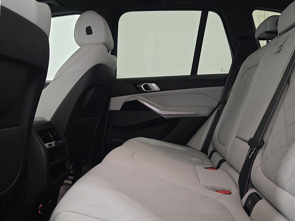 2024 BMW X5 - image 11