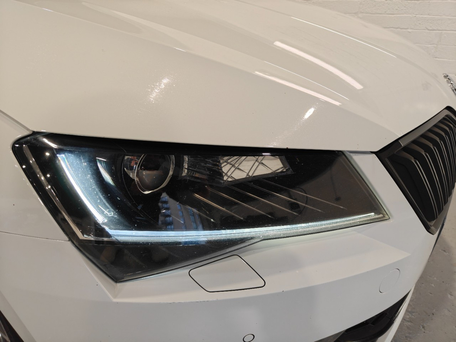 2018 Skoda Superb - image 9