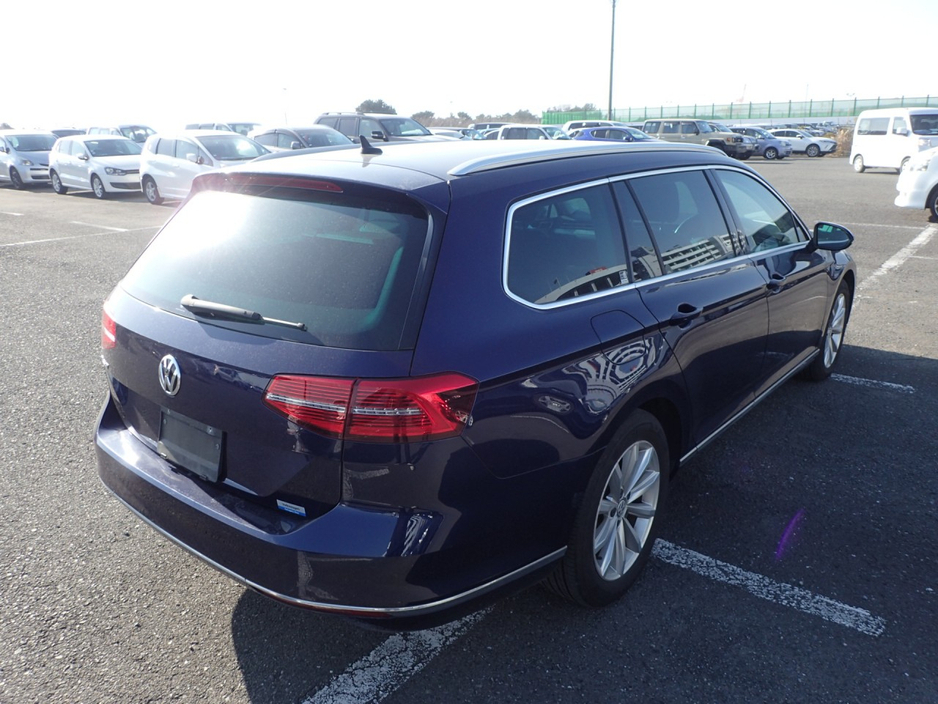 2018 Volkswagen Passat - image 5