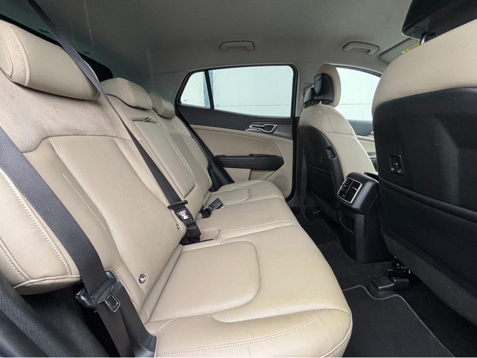 2022 Kia Sportage - image 9