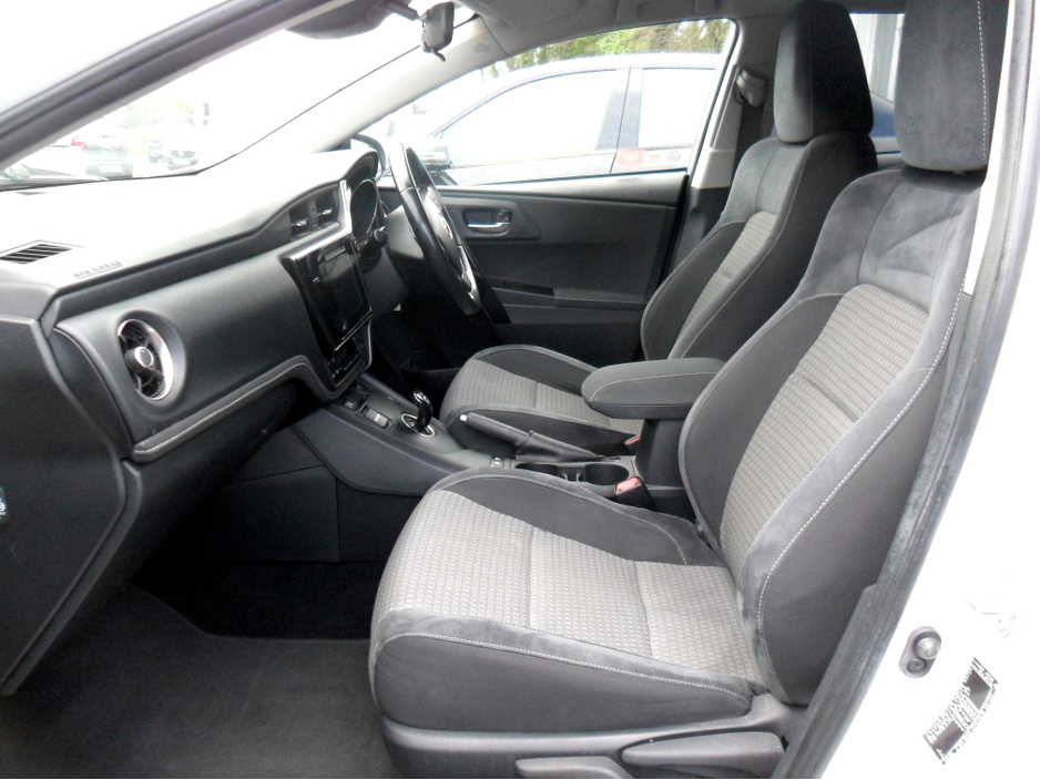 2018 Toyota Auris - image 11