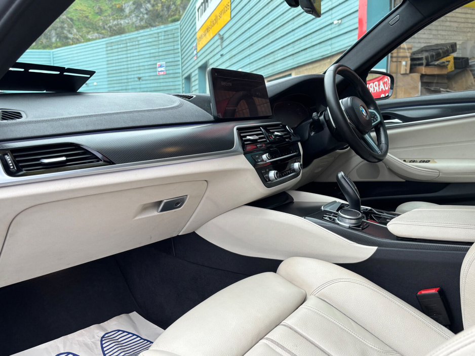 2022 BMW 5 Series - image 12