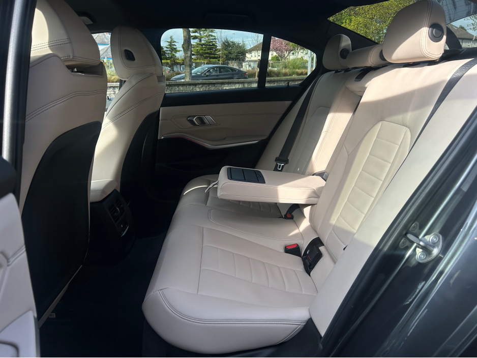 2021 BMW 3 Series - image 12