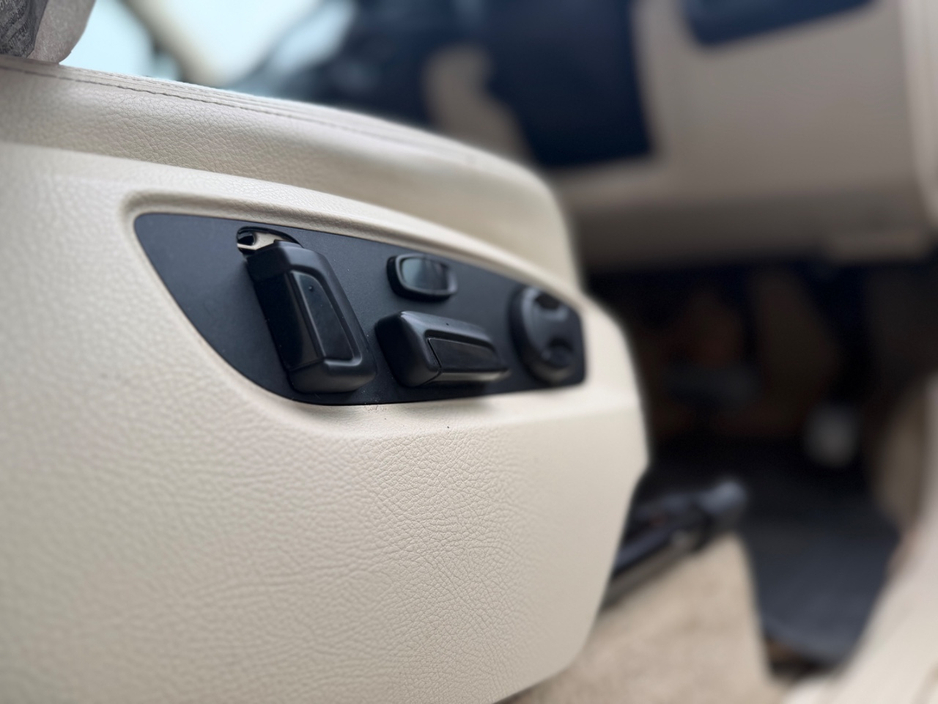 2016 Volkswagen Touareg - image 15