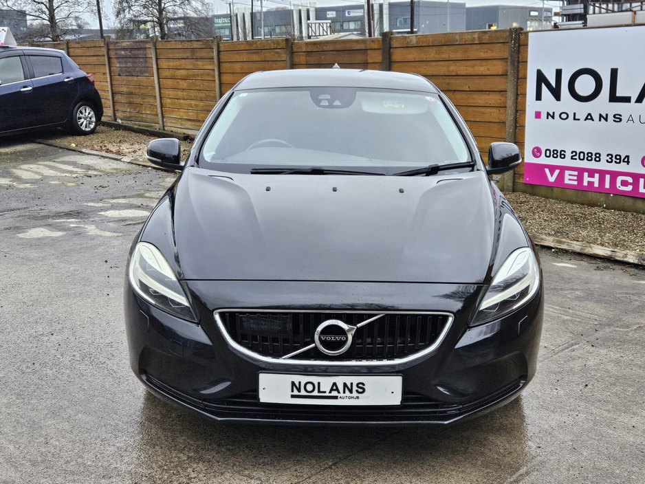 2016 Volvo V40 - image 2