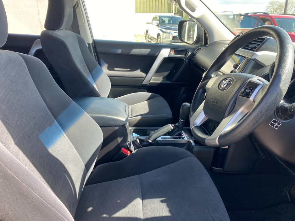 2017 Toyota Landcruiser - image 7