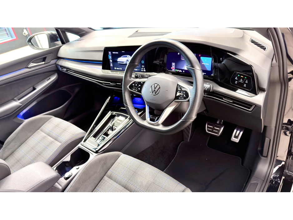 2023 Volkswagen Golf - image 15