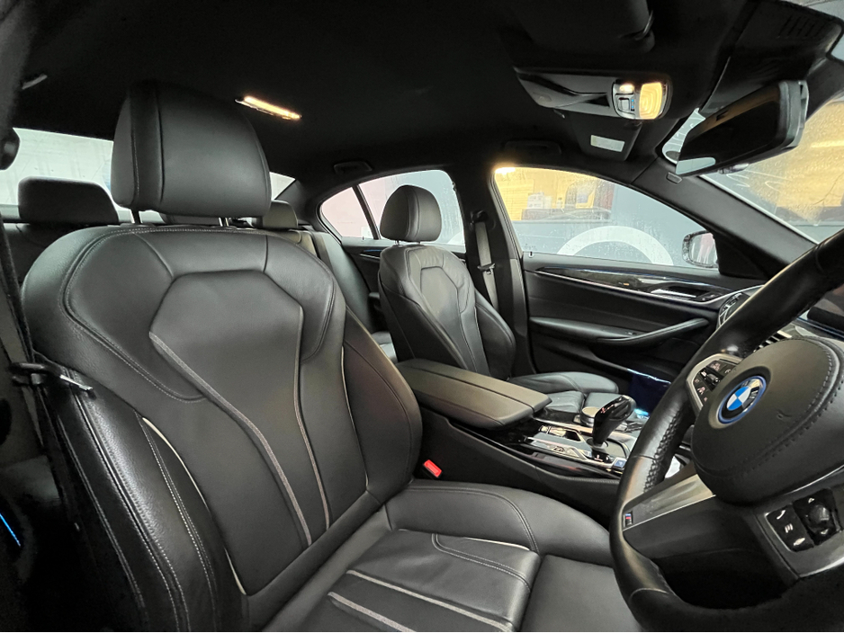 2022 BMW 5 Series - image 13