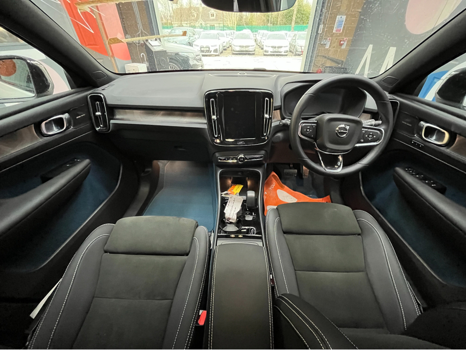 2023 Volvo XC40 - image 21