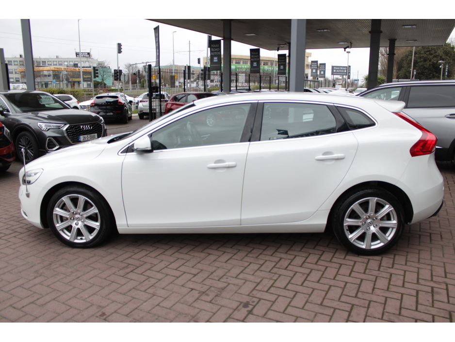 2017 Volvo V40 - image 7