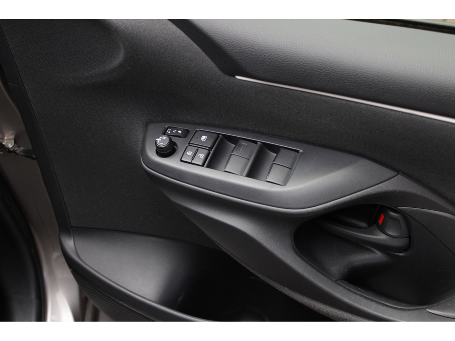 2021 Toyota Yaris - image 10