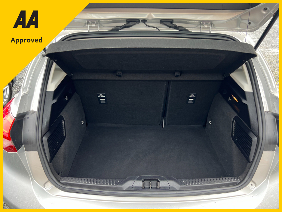 2019 Ford Focus - image 10