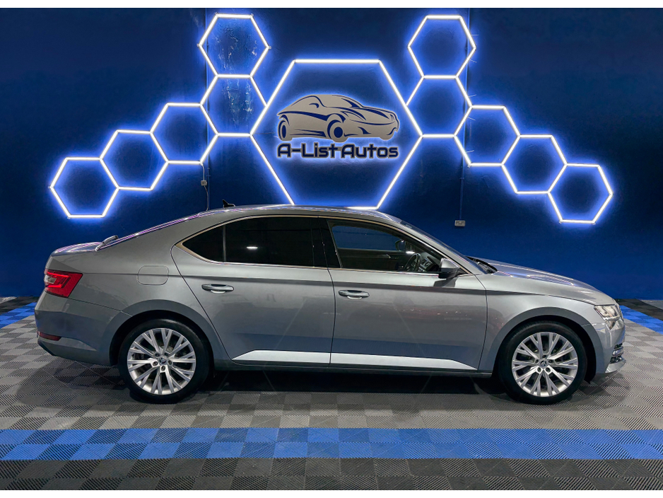 2021 Skoda Superb - image 2